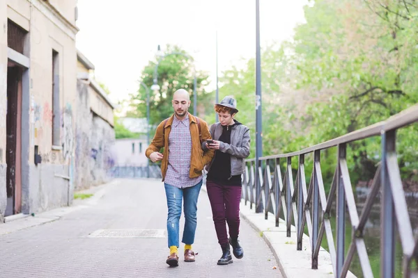 Amigos caminando mirando la cámara — Foto de Stock