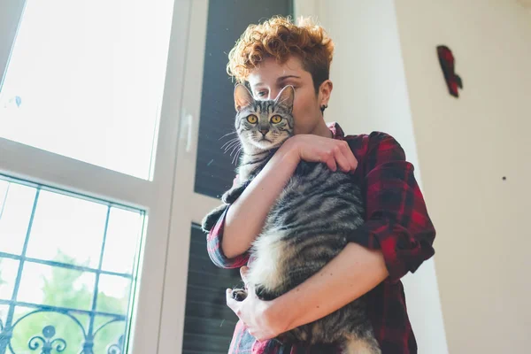 Vrouw en kat in huis — Stockfoto