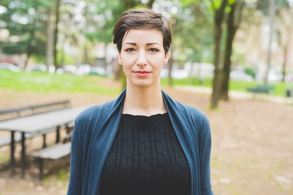 Vrouw poseren buiten in de stad — Stockfoto