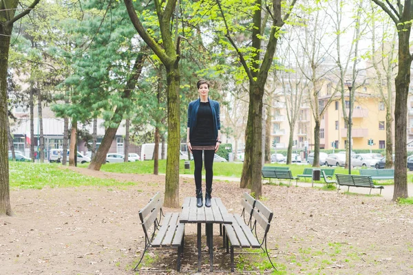 Vrouw poseren buiten in de stad — Stockfoto