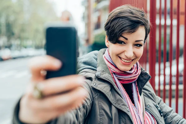 Kobieta robiąca selfie — Zdjęcie stockowe