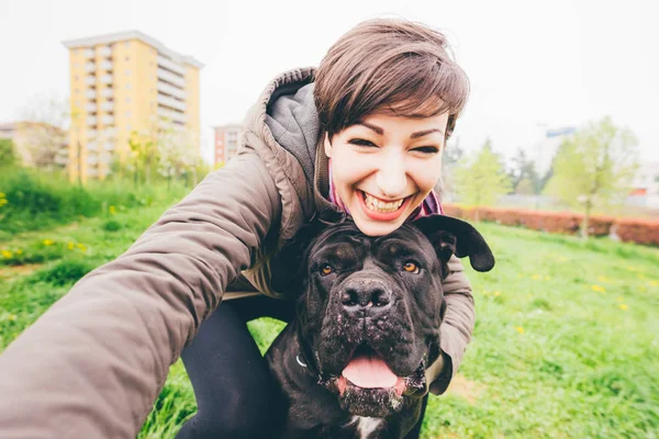 Mulher a tomar selfie com cão — Fotografia de Stock