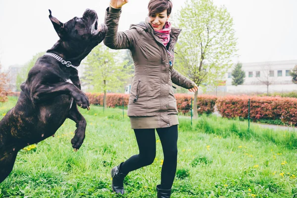 Woman playing in park with dog — Stock Photo, Image