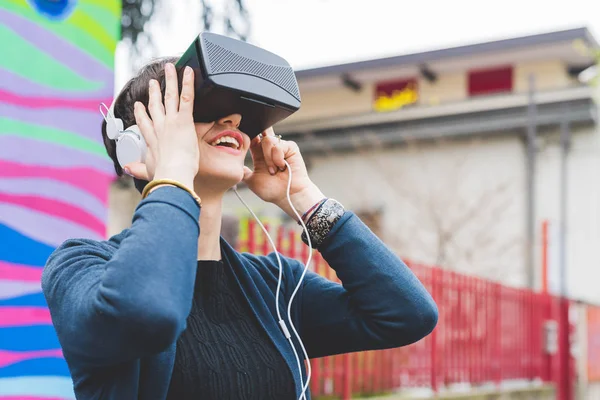 Businesswoman using 3D viewer — Stock Photo, Image