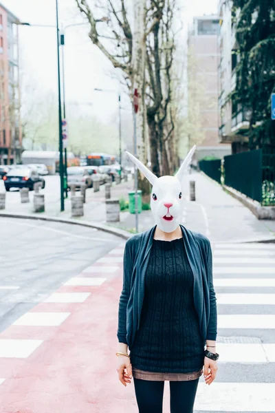 Kvinnan bär kanin mask — Stockfoto