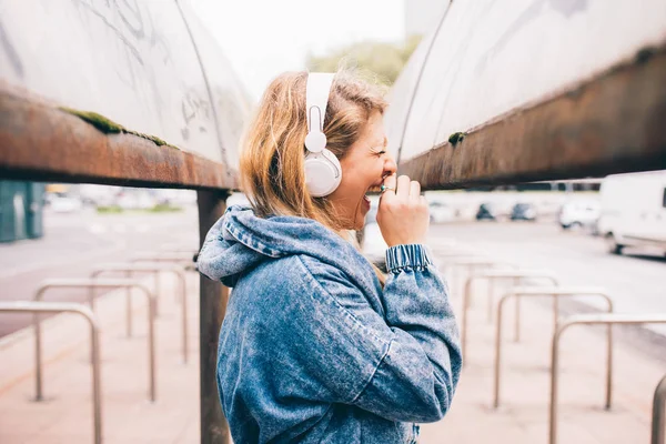 Mujer escuchando música con auriculares — Foto de Stock