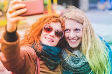 Selfie Çeken Kadınlar