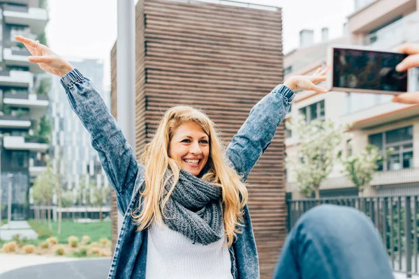 Vrouwen met smartphone fotograferen — Stockfoto