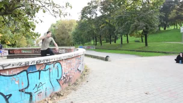Людина робить паркур на відкритому повітрі — стокове відео
