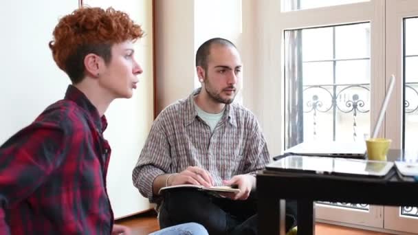 Homme et femme travaillant à l'intérieur — Video