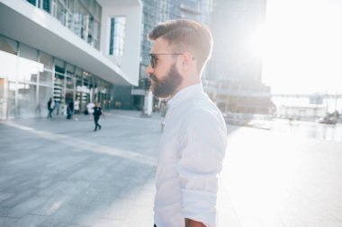 poz, sola bakan iş adamı