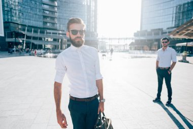 modern iş adamları şehirde poz