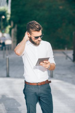 Elinde tablet tutan bir iş adamı