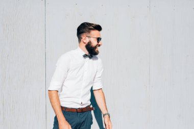 bir duvara yaslanarak poz işadamı