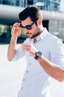 işadamı giyen güneş gözlüğü poz 