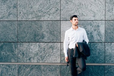 duvara yaslanmış poz işadamı