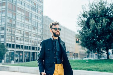 Açık geziniyor işadamı