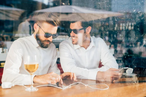 Affärsmän som sitter i en bar — Stockfoto