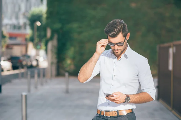 Uomo d'affari in possesso di smartphone — Foto Stock