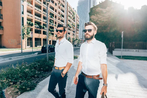 Affärsman promenader i staden — Stockfoto