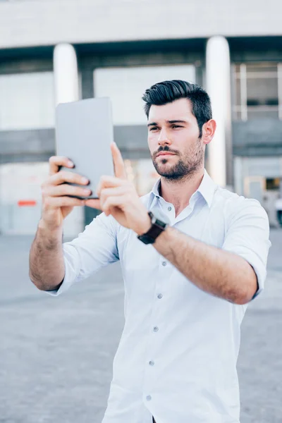 Hombre de negocios usando tableta tomando fotos — Foto de Stock