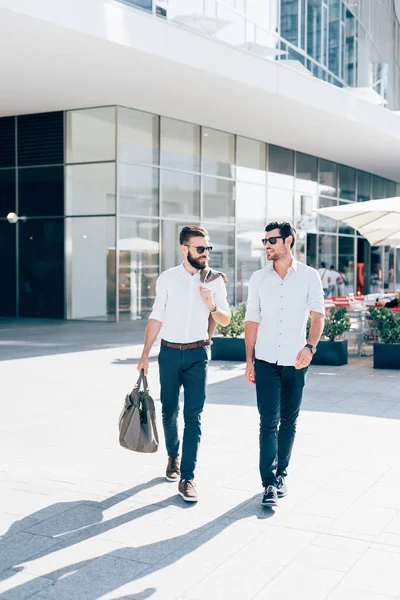 Hommes d'affaires marchant dans la ville — Photo