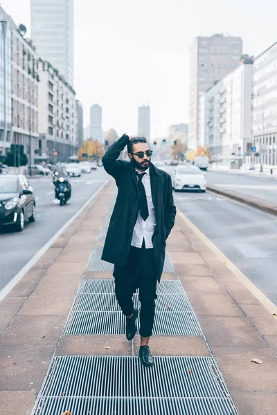 Homem de negócios andando ao ar livre — Fotografia de Stock