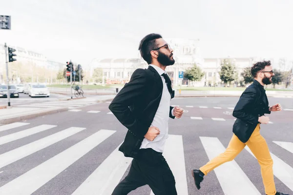 Hombres de negocios corriendo en la ciudad — Foto de Stock