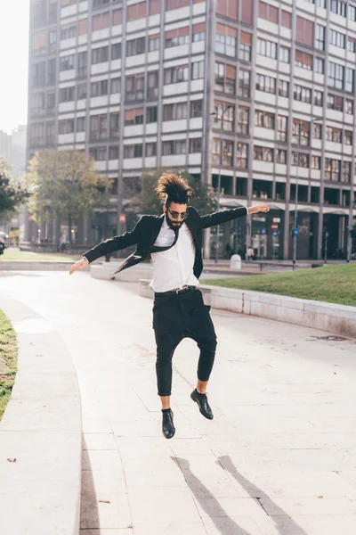 Hombre de negocios saltando al aire libre en la ciudad —  Fotos de Stock