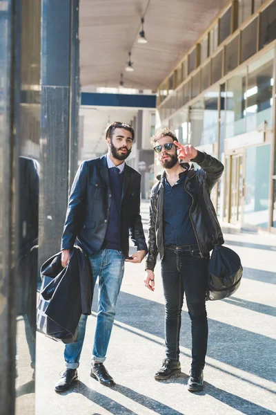 Hommes d'affaires en plein air dans la ville — Photo