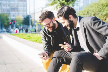 Smartphone kullanarak iş adamları