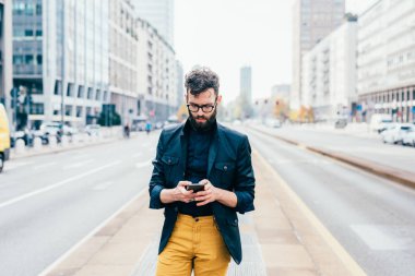 işadamı yürüyen holding smartphone 