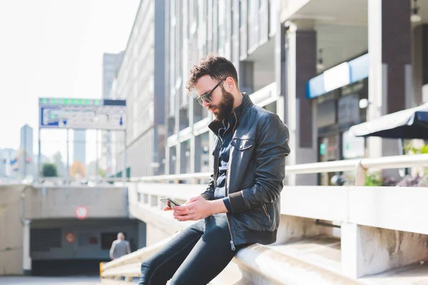 Bir akıllı telefon tutarak işadamı — Stok fotoğraf