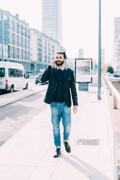 Man in stad praten op smartphone — Stockfoto