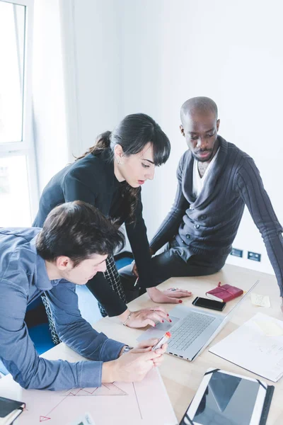 Imprenditori multirazziali che lavorano — Foto Stock