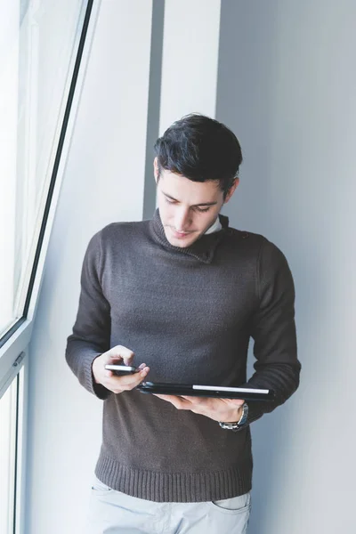 Affärsman med smartphone och tablet — Stockfoto