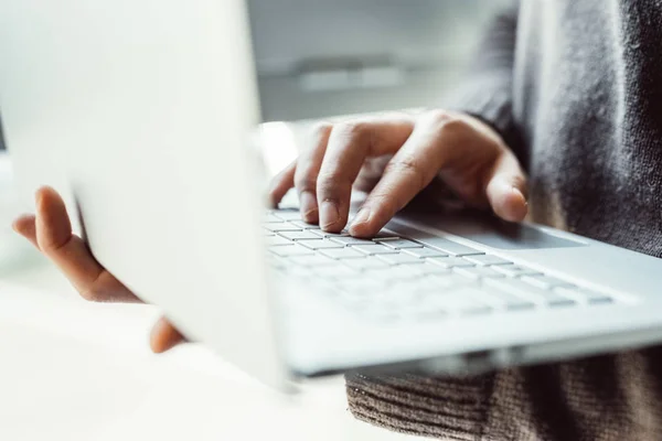 Hombre de negocios escribiendo en el teclado — Foto de Stock