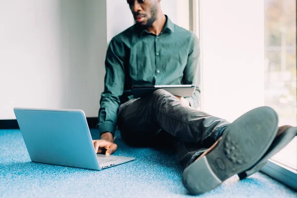 Homme d'affaires assis en utilisant un ordinateur portable — Photo