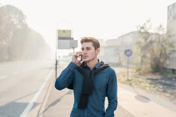Man talking on smartphone — Stock Photo, Image