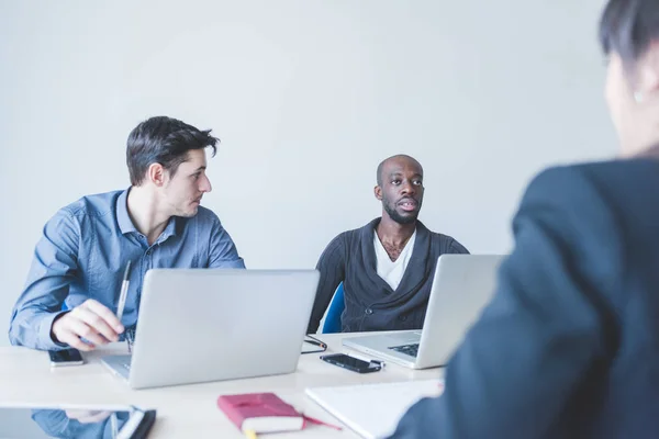 Multiracial affärsmän som arbetar — Stockfoto