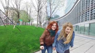 kadın arkadaşlar açık geziniyor 