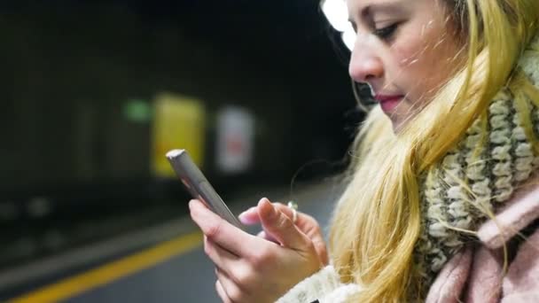 Mulher esperando tubo na estação subterrânea — Vídeo de Stock