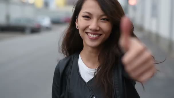 Mujer sonriendo con el pulgar hacia arriba — Vídeos de Stock