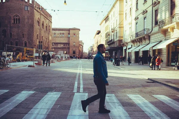 Άνθρωποι με τα πόδια μέσω της οδού της πόλης — Φωτογραφία Αρχείου