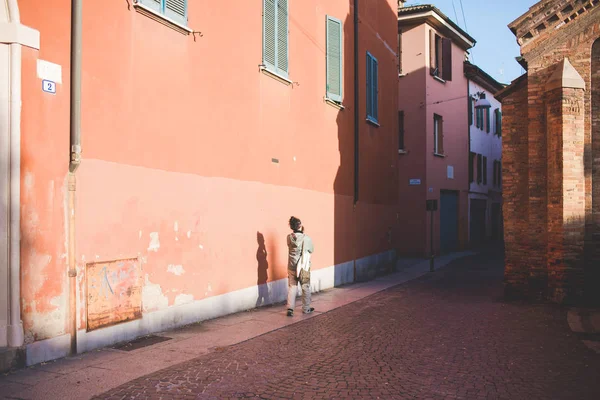 Pessoas andando pela rua da cidade — Fotografia de Stock