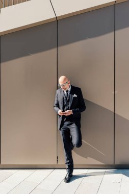 Akıllı telefon kullanan iş adamı