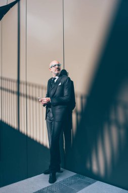 işadamı smartphone kullanarak şehirde 