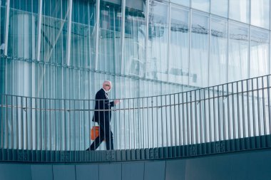 Akıllı telefon kullanan iş adamı