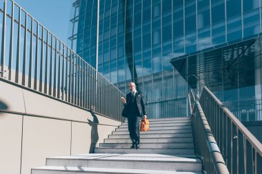 Akıllı telefon kullanan iş adamı 