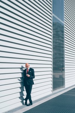 Akıllı telefon kullanan iş adamı